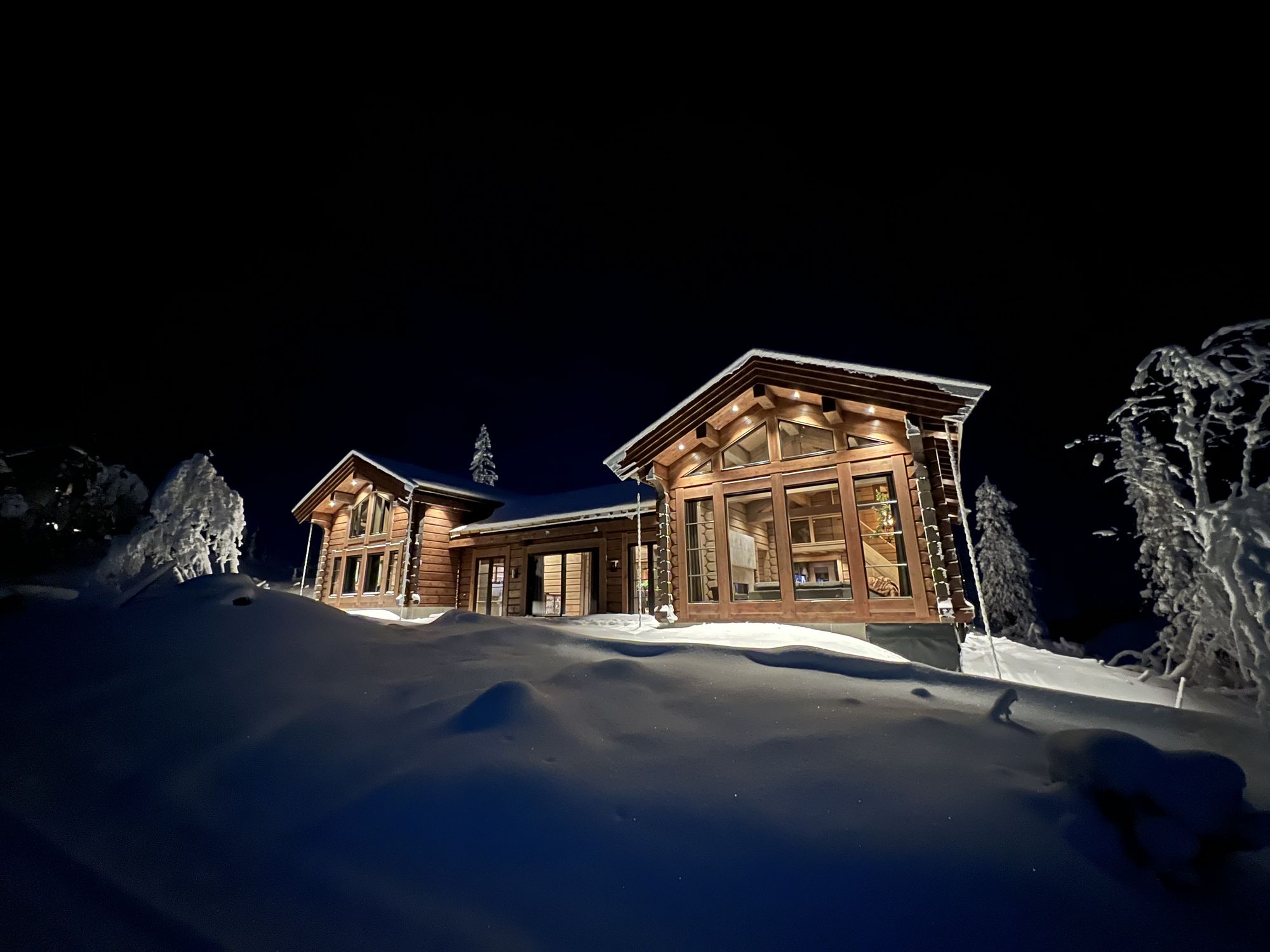Laftehytte i snøen på Kvitfjell om kvelden