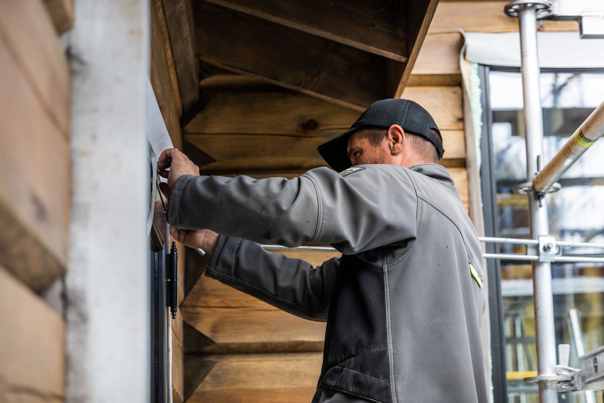 Tømrer fra RH Kvalitetsbygg AS i arbeid