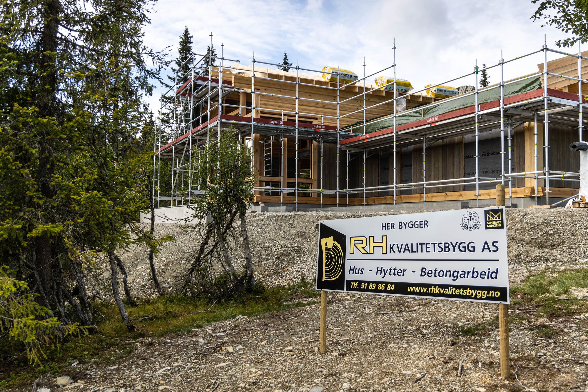 Byggeskilt fra RH Kvalitetsbygg AS på tomten
