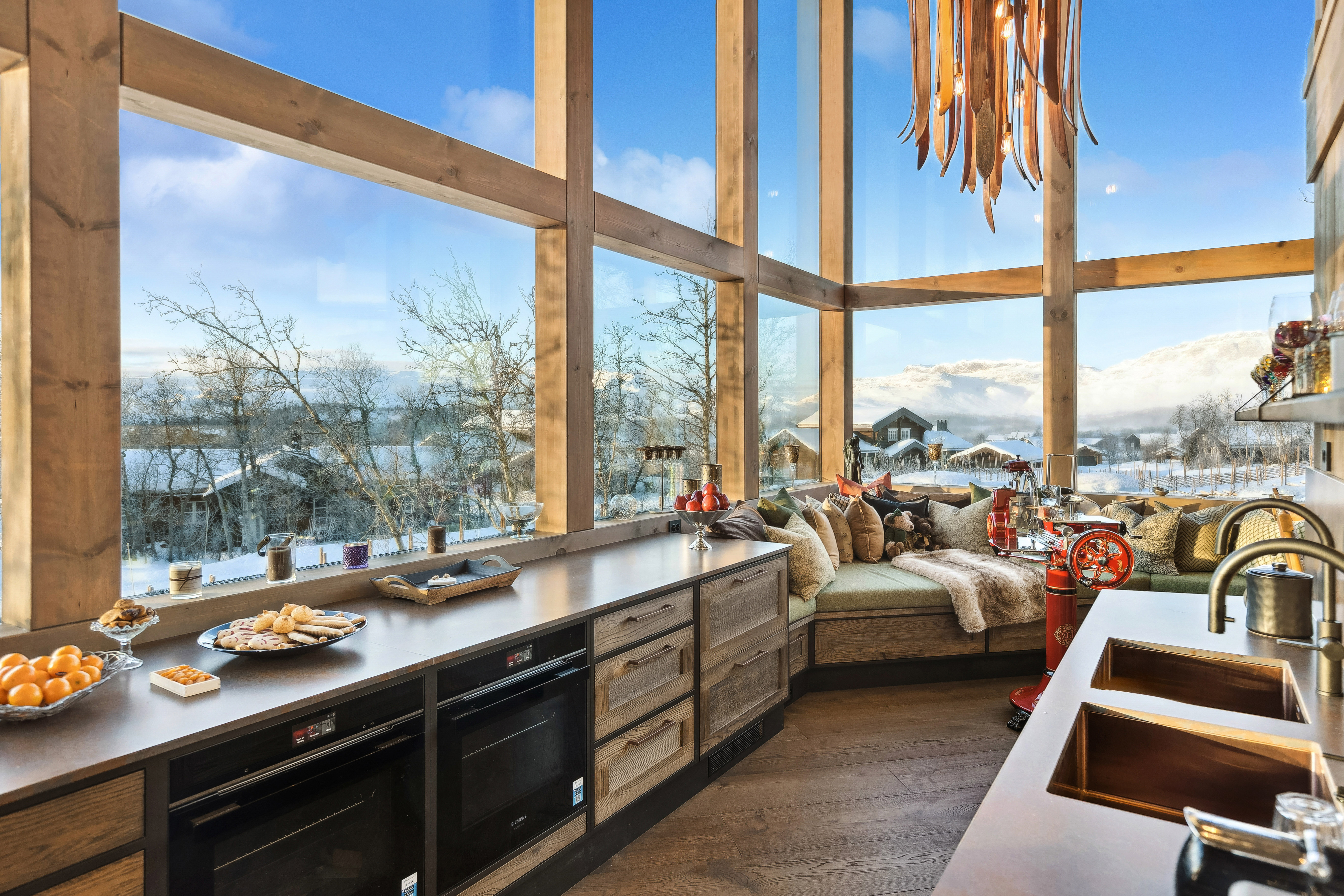 Hytte med gress på taket